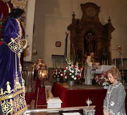 Doña Sofía, ante la imagen de Nuestro Padre Jesús Nazareno "Cristo de Medinaceli", en un momento de recogimiento